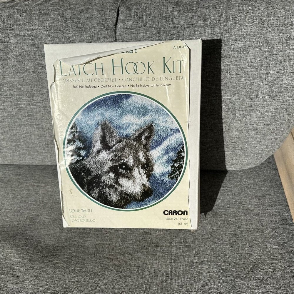 Wonder Art Latch Hook Round Rug Kit Snow Wolf 18in Caron #4784 New Open Box